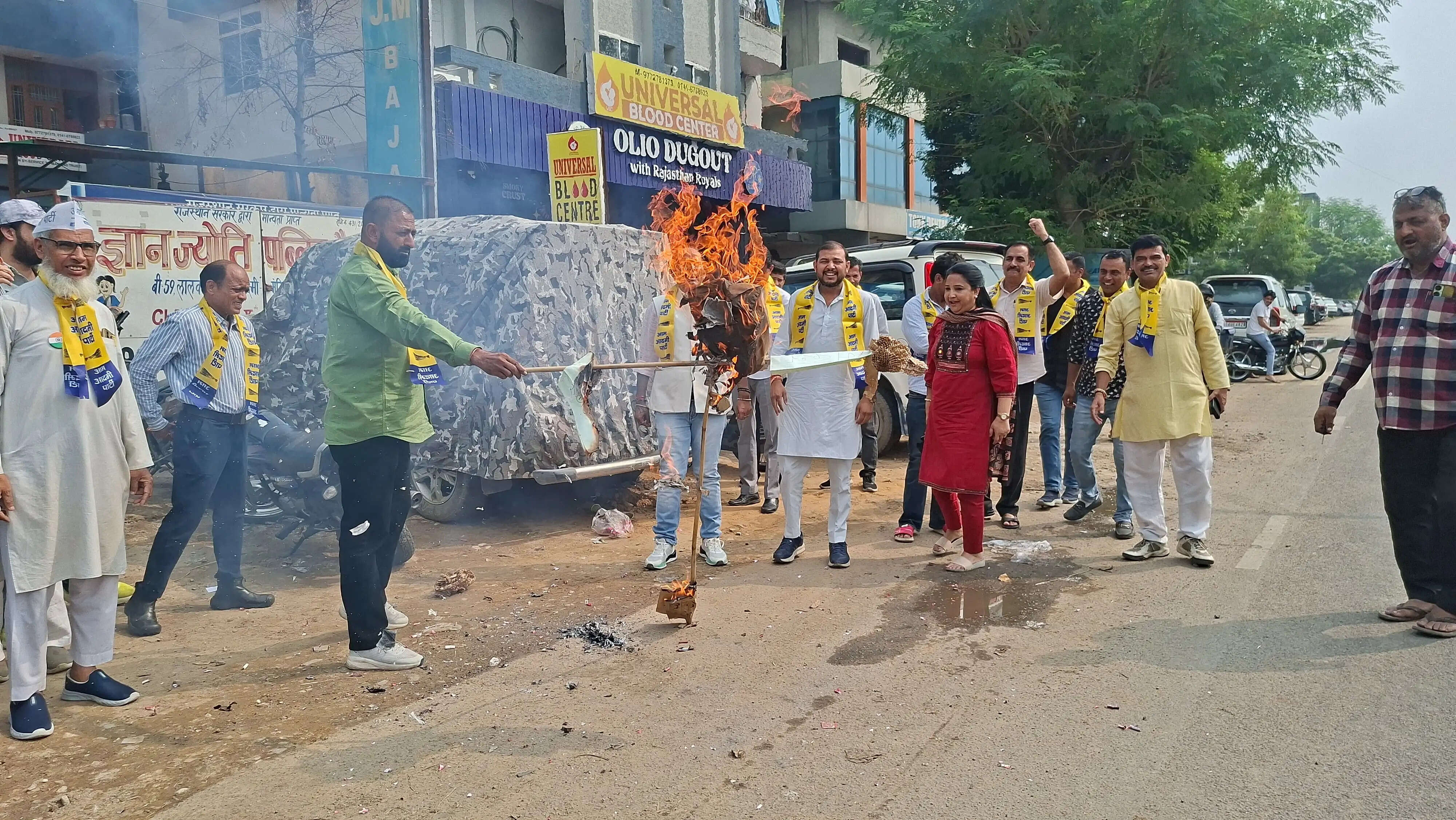 मदन राठौड़ के कथित बयान के विरोध में आप ने पुतला दहन कर जताया आक्रोश
