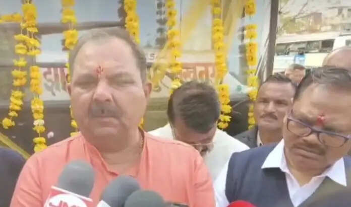 झांसी से लखनऊ के लिए दो एसी बसों की शुरुआत, सदर विधायक ने दिखाई हरी झंडी