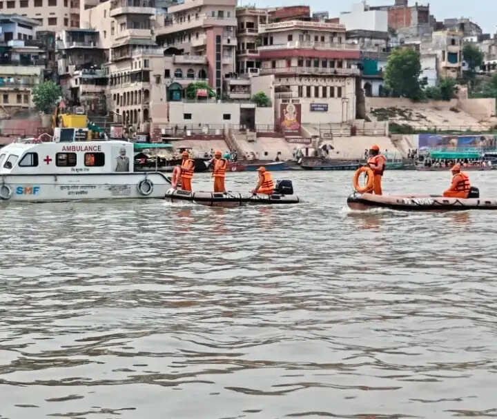 काशी आने वाले श्रद्धालुओं के लिए एनडीआरएफ की अतिरिक्त टीम तैनात, कमांडिंग ऑफिसर ने किया निरीक्षण