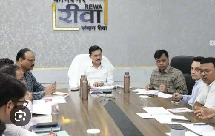रीवाः अतिरिक्त संसाधन लगाकर निर्माणाधीन कार्यों को समय पर पूरा कराए- कमिश्नर