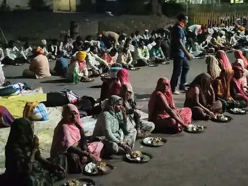 झाबुआ कलेक्ट्रेट परिसर में&nbsp;मुआवजे की मांग पर&nbsp;किसानों का धरना जारी,&nbsp;दाल-बाटी खाकर खुले आसमान के नीचे गुजारी रात