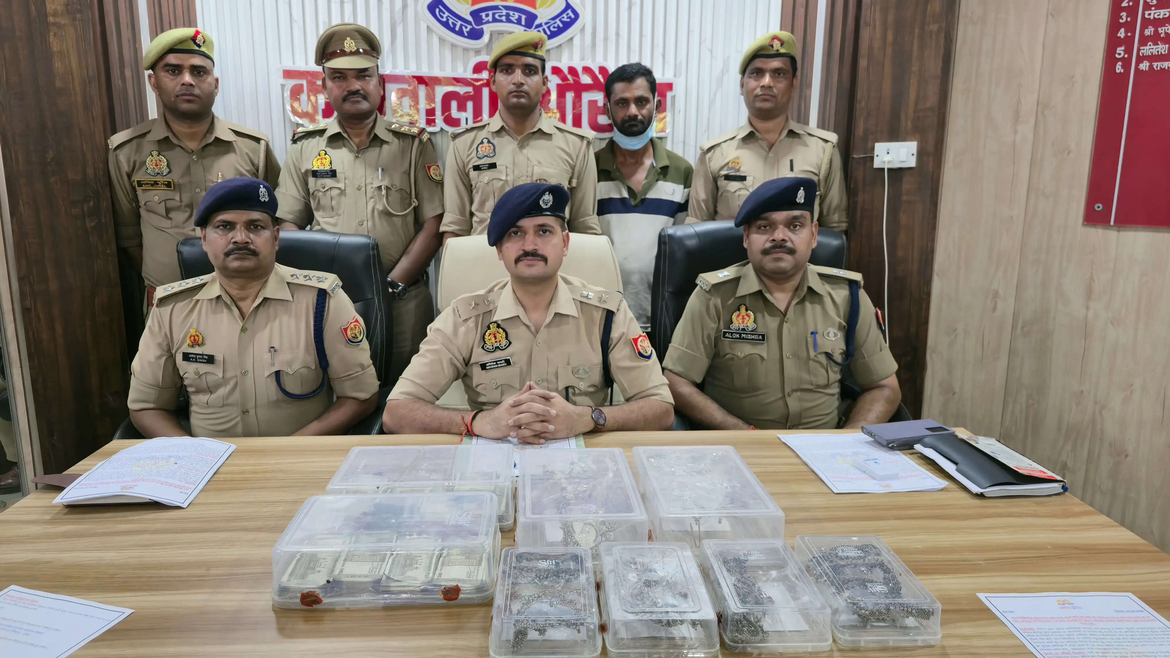 औरैया में पड़ोसी चोर गिरफ्तार, लाखाें की नकदी व चांदी के आभूषण भी बरामद