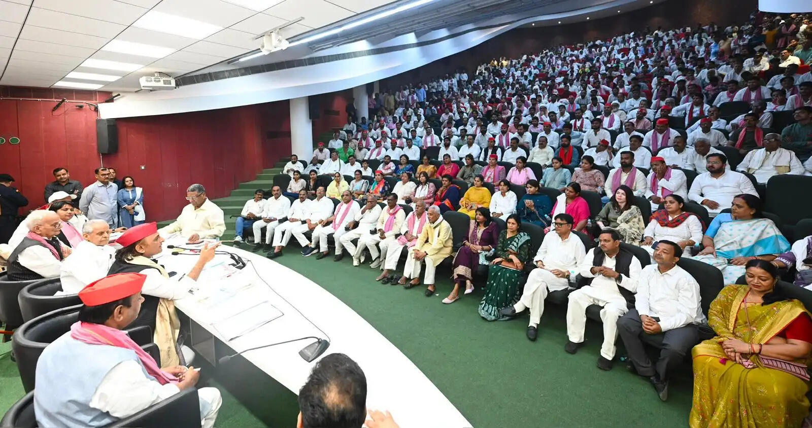 भाजपा सरकार में कमीशनखोरी चरम पर : अखिलेश यादव