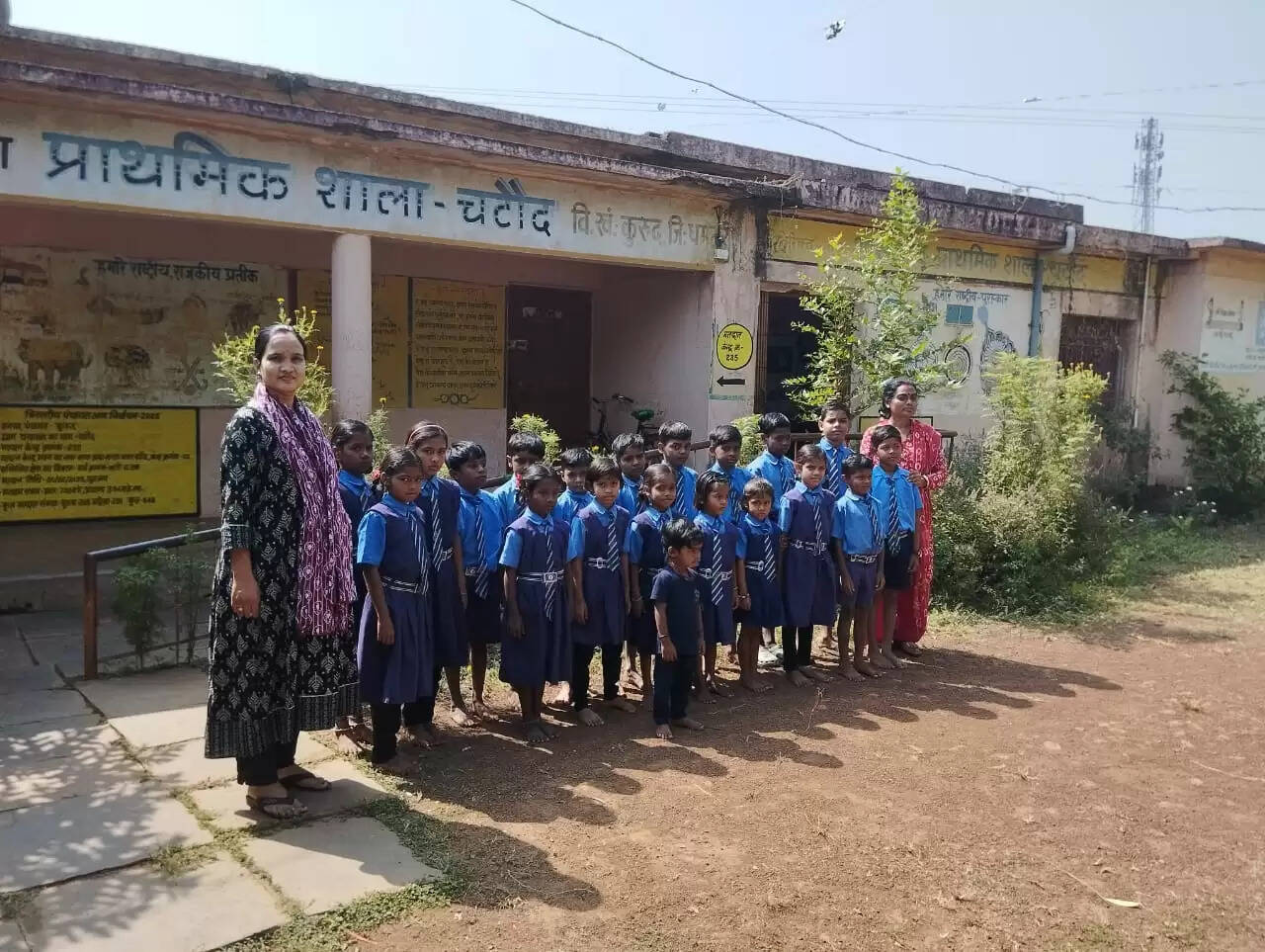 जर्जर भवन में लग रही प्राथमिक शाला चटौद की कक्षाएं, बच्चों की सुरक्षा खतरे में