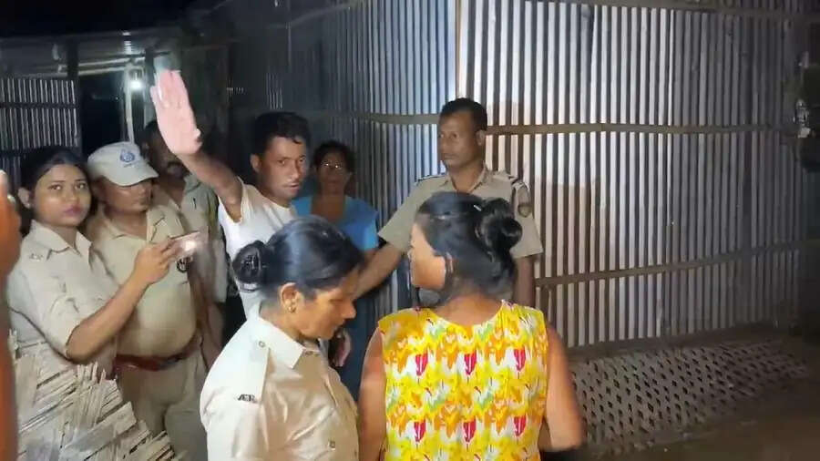 अवैध शराब के ठेके पर आबकारी और पुलिस की कार्रवाई, एक गिरफ्तार