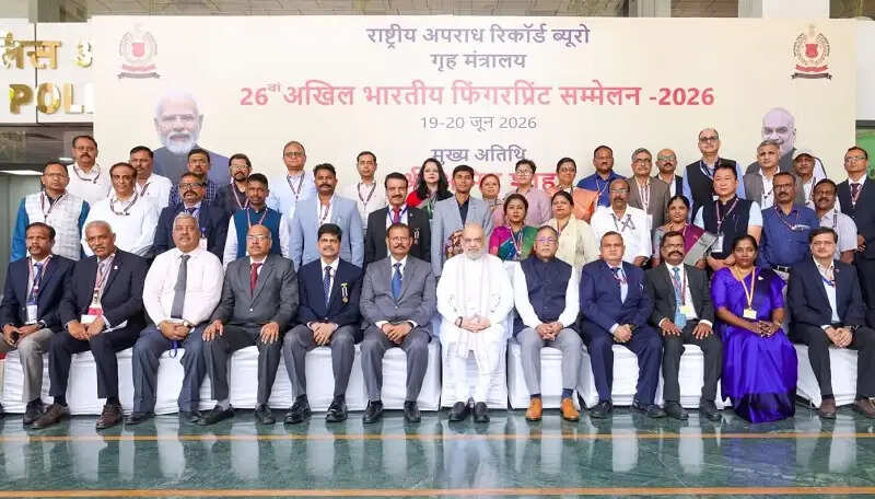 मप्रः राष्ट्रीय स्तर पर सम्मानित फिंगरप्रिंट विशेषज्ञ निरीक्षक योगेन्द्र साहू ने डीजीपी से की सौजन्य भेंट
