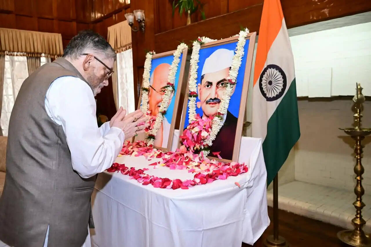 राज्यपाल संतोष गंगवार ने महात्मा गांधी और लाल बहादुर शास्त्री को दी श्रद्धांजलि