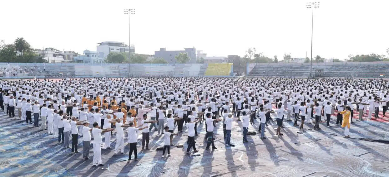 मंदसौरः योग दिवस पर 5000 लोगों ने किया सामूहिक योग एवं ध्यान