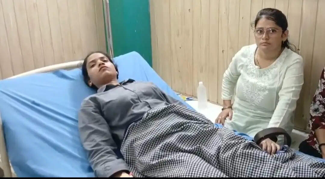 वाराणसी एयरपोर्ट पर चली गोली, महिला कर्मचारी समेत दाे घायल