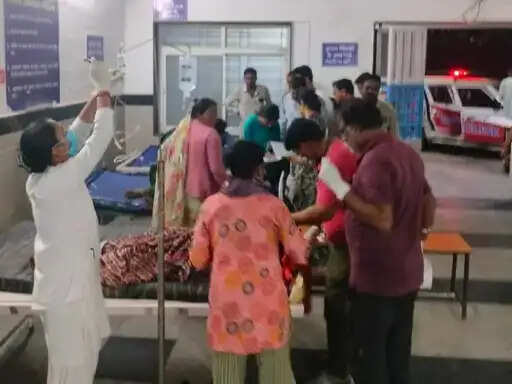 नर्मदापुरम:&nbsp;पिपरिया में बस-कार की भीषण टक्कर, 30 घायल, विधायक समेत अधिकारी अस्पताल पहुंचे