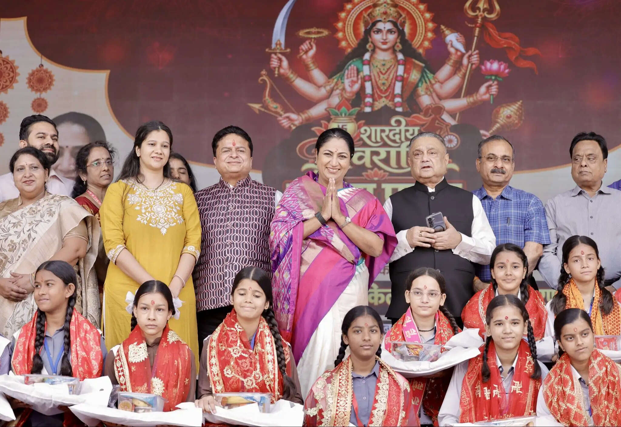 मुख्यमंत्री रेखा गुप्ता ने शालीमार बाग में किया कन्या पूजन, कक्षा 9 की 1400 छात्राओं को बांटी गईं साइकिलें