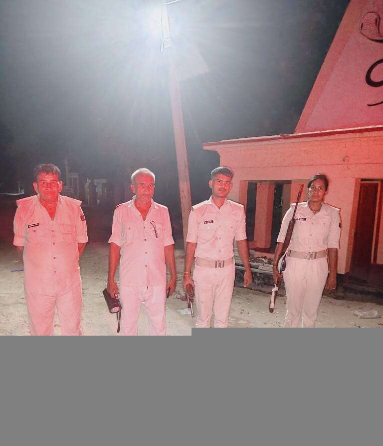 सारण में पुलिस ने देर रात होटलों और हॉस्टलों की ली तलाशी