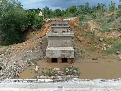 अनूपपुर: सामतपुर-हर्री मार्ग पर तीन वर्षो से बन रहा तिपान नदी पर पुल का काम रूका