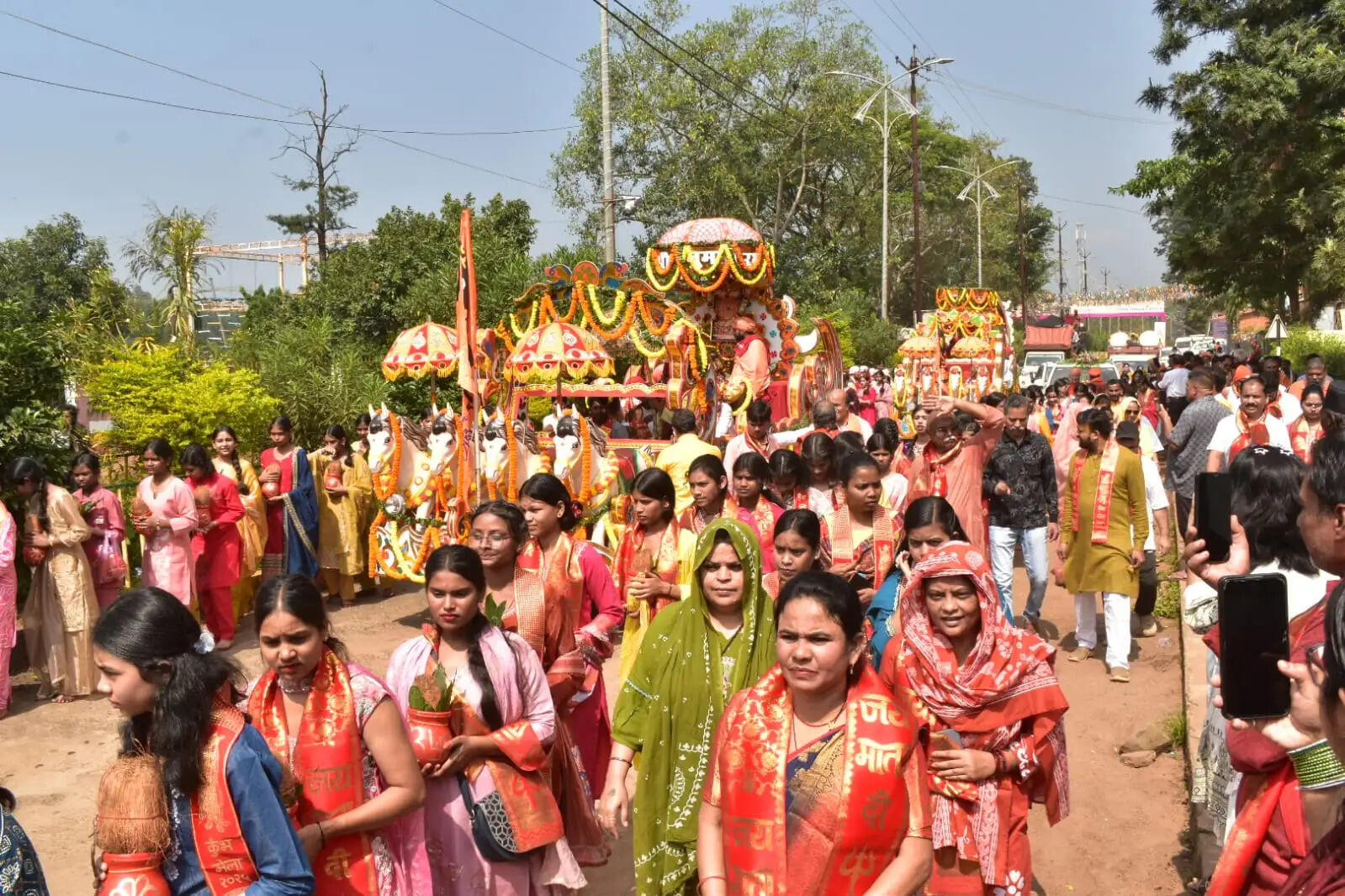 अनूपपुर: श्रद्धा,भक्ति और लोकसंस्कृति के साथ निकली श्री कल्याण सेवा आश्रम की विशाल शोभायात्रा