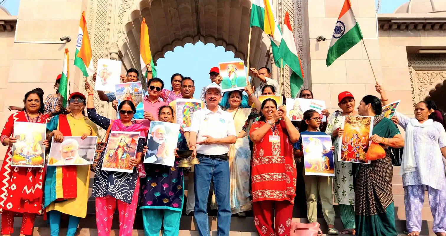 वाराणसी: ऑपरेशन सिंदूर की पहली वर्षगांठ पर सेना के शौर्य का गंगा द्वार से अभिनंदन