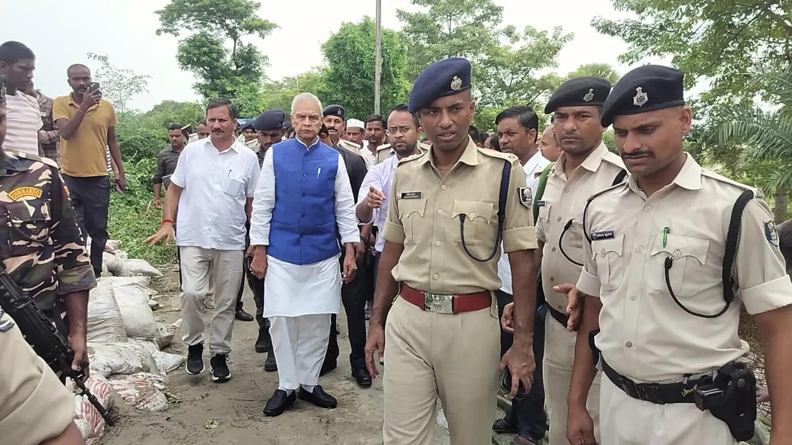 सारण में माही नदी टूटे तटबंध का उपमुख्यमंत्री विजेंद्र यादव ने किया निरीक्षण