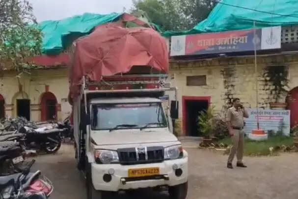 रीवा में लाखों रुपये के अवैध पटाखों से भरा पिकअप वाहन जब्त, चालक हिरासत में