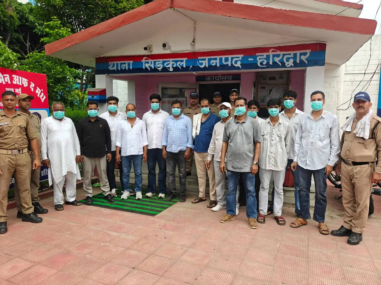 लोकपाल कार्यालय में मारपीट पर उतारू 13 हुडदंगी हिरासत में