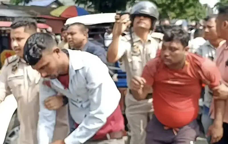 सोने की चेन छिनकर भागते समय दो चोर गिरफ्तार