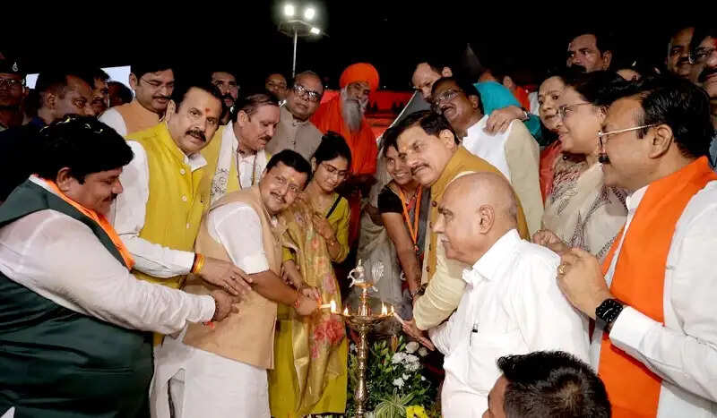 उज्जैन में शिप्रा तट और महाकाल महालोक में एकसाथ प्रज्ज्वलित हुए 33.27 लाख दीये, बना विश्व रिकॉर्ड