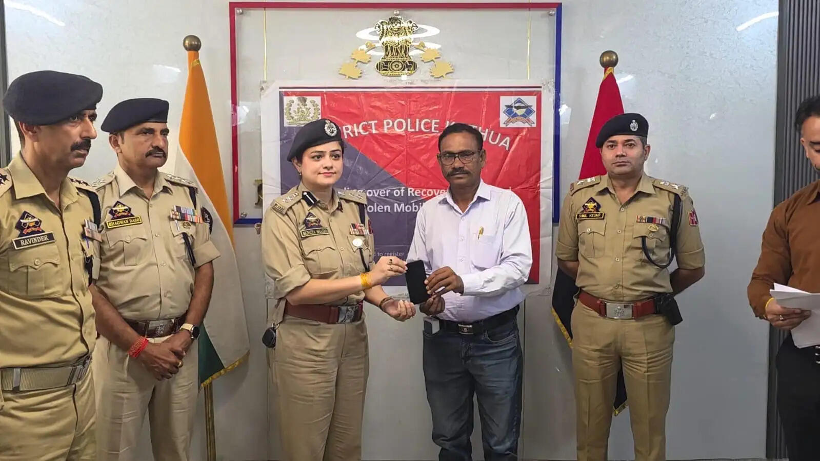 कठुआ पुलिस ने 105 गुमशुदा मोबाइल बरामद किए, साइबर ठगी के 50.43 लाख रुपये भी लौटाए