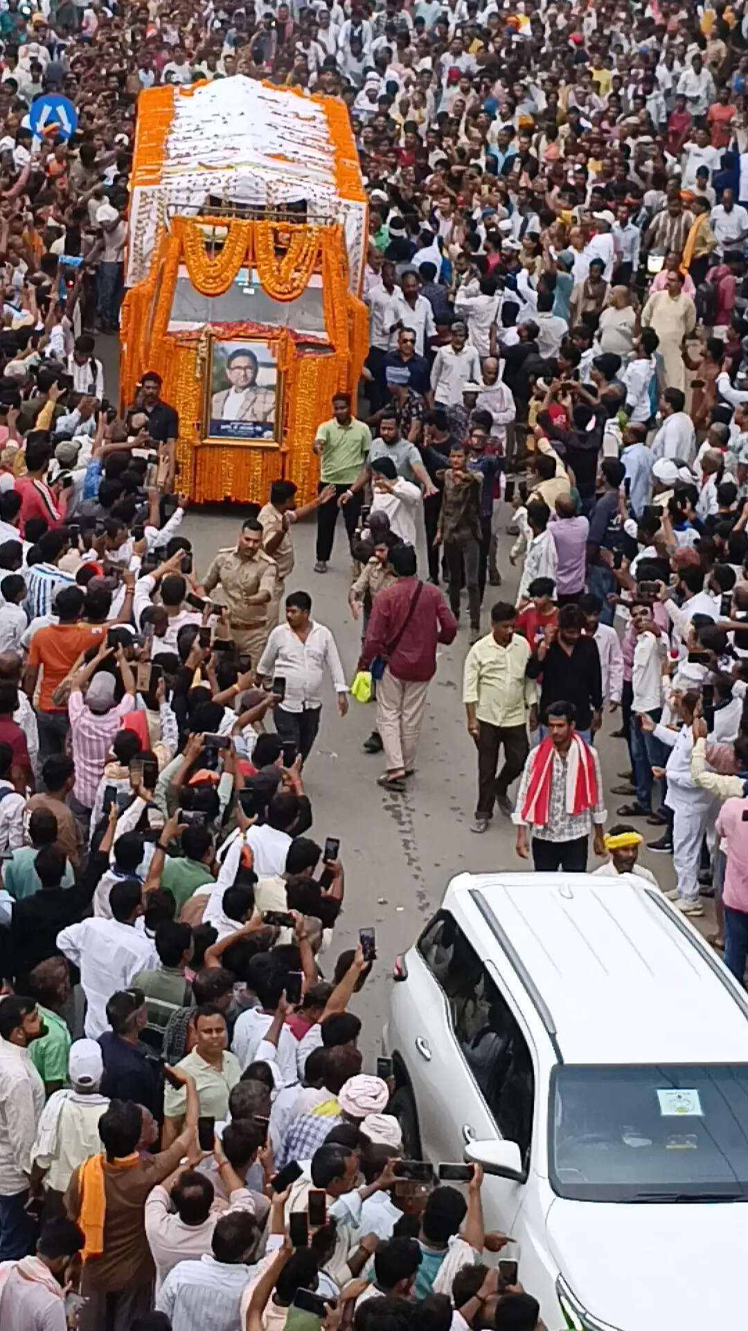 बसपा नेता उमाशंकर सिंह की अंतिम यात्रा में लाखों लाेगाें ने नम आंखाें से दी विदाई
