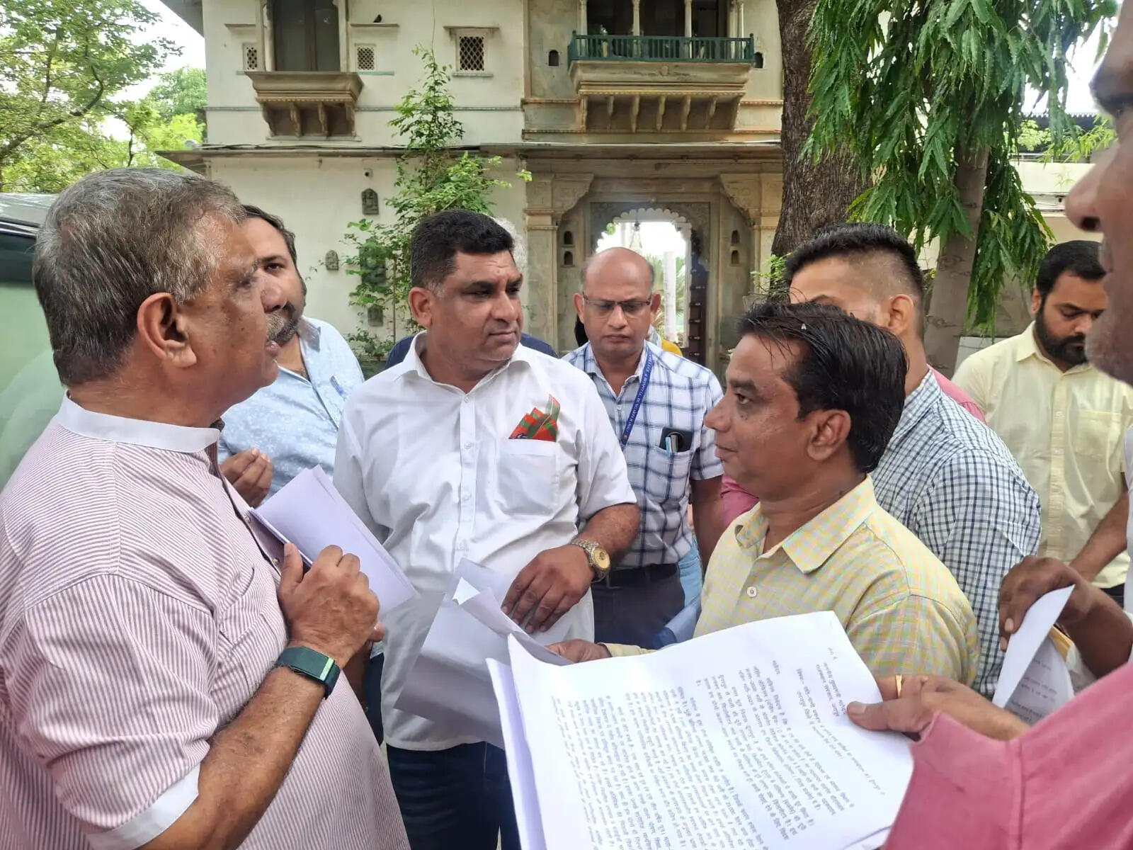 राजमेस भर्ती की वेटिंग सूची से पहले गृह जिलों में रिलोकेशन की मांग, डूंगरपुर पहुंचे चिकित्सा मंत्री को सौंपा ज्ञापन
