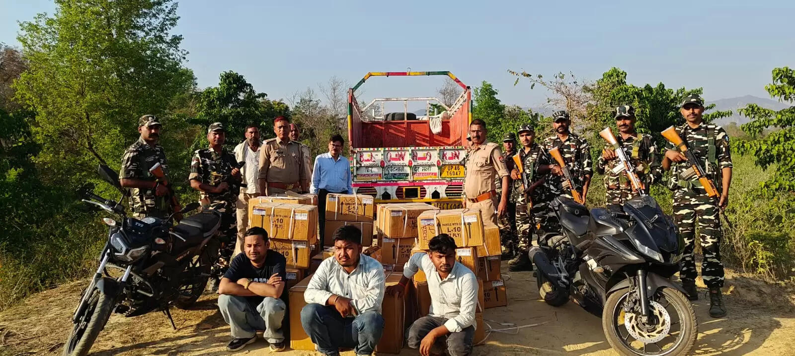 नेपाल सीमा के पास संयुक्त छापेमारी में 11 लाख की अवैध दवाओं की बड़ी खेप बरामद, तीन गिरफ्तार