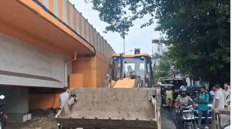 बर्धमान रोड फ्लाईओवर के नीचे अवैध दुकानों पर नगर निगम का चला&nbsp;बुलडोजर