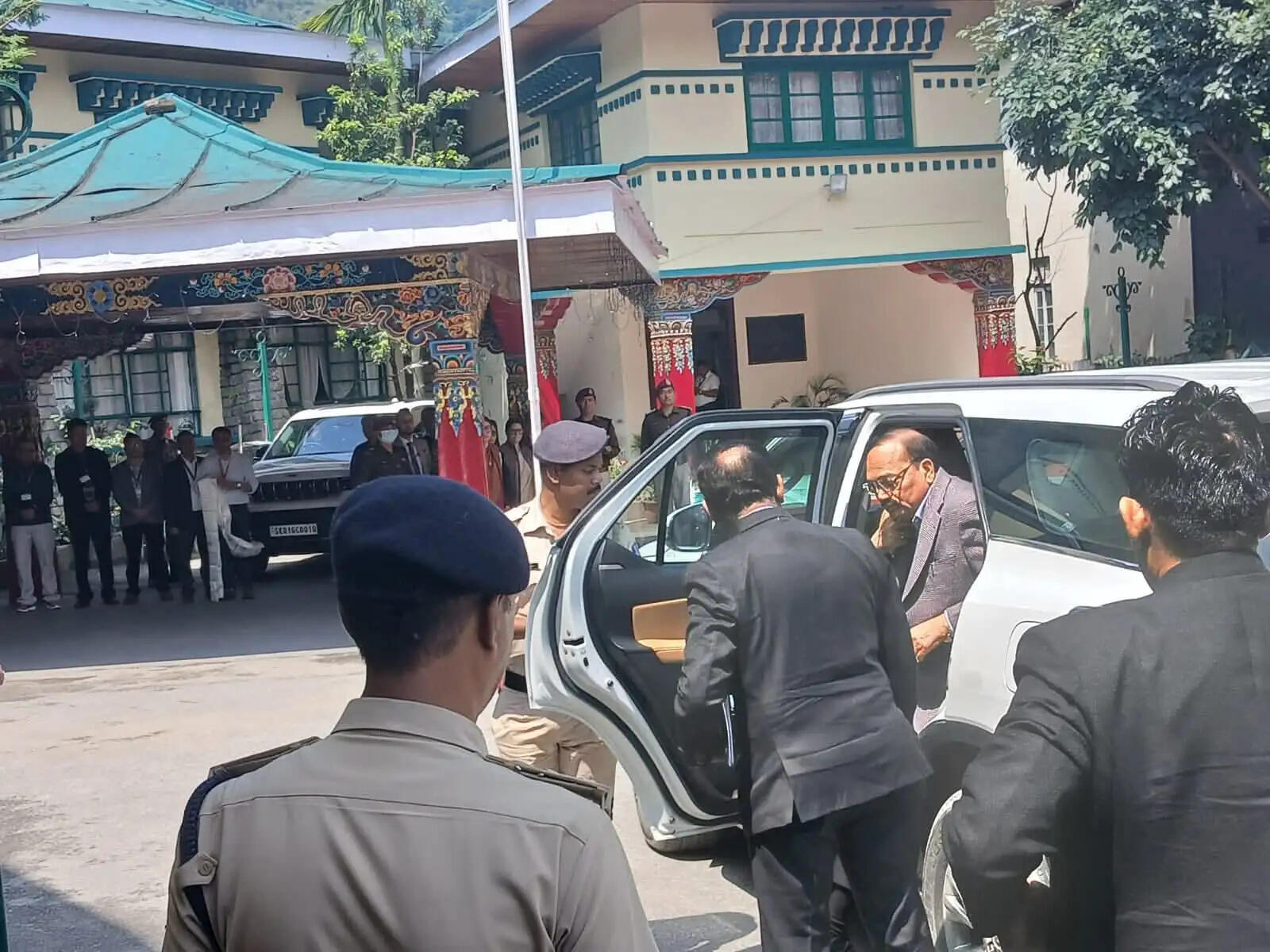 उच्चतम न्यायालय के मुख्य न्यायाधीश न्यायमूर्ति सूर्यकांत सिक्किम पहुंचे