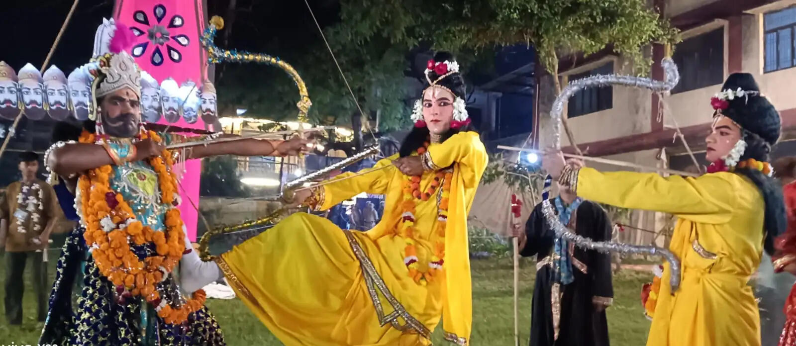 धूं-धूं कर जला रावण का पुतला, बुराई पर अच्छाई की जीत