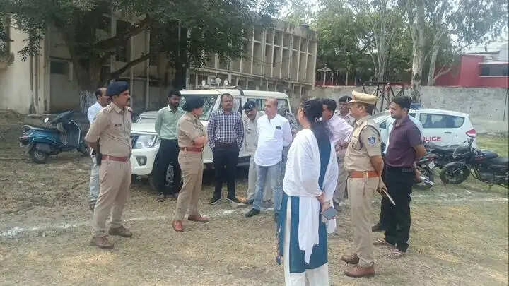 विदिशाः दशहरा पर्व की तैयारियों को लेकर वरिष्ठ अधिकारियों ने जैन कालेज मैदान का किया निरीक्षण