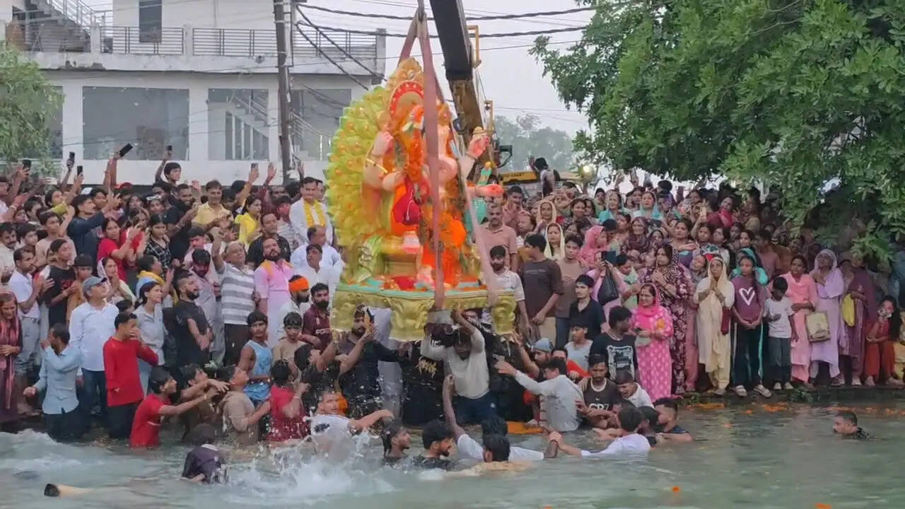 गणपति बप्पा मोरया अगले बरस तू जल्दी आ की गूंज से गूंजा कठुआ, धूमधाम से हुआ गणेश प्रतिमाओं का विसर्जन