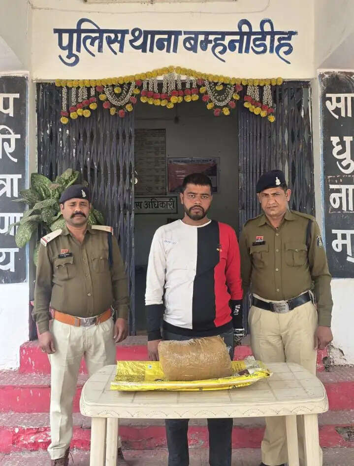 जांजगीर-चांपा में होली से पहले सख्ती, 4.774 किलो गांजा के साथ जिला बदर बदमाश गिरफ्तार