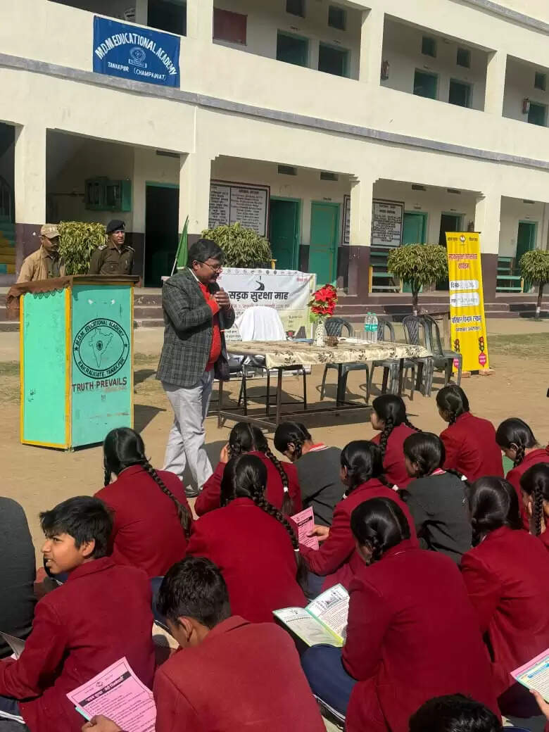 सड़क सुरक्षा माह: हेलमेट और सीट बेल्ट के महत्व पर जोर