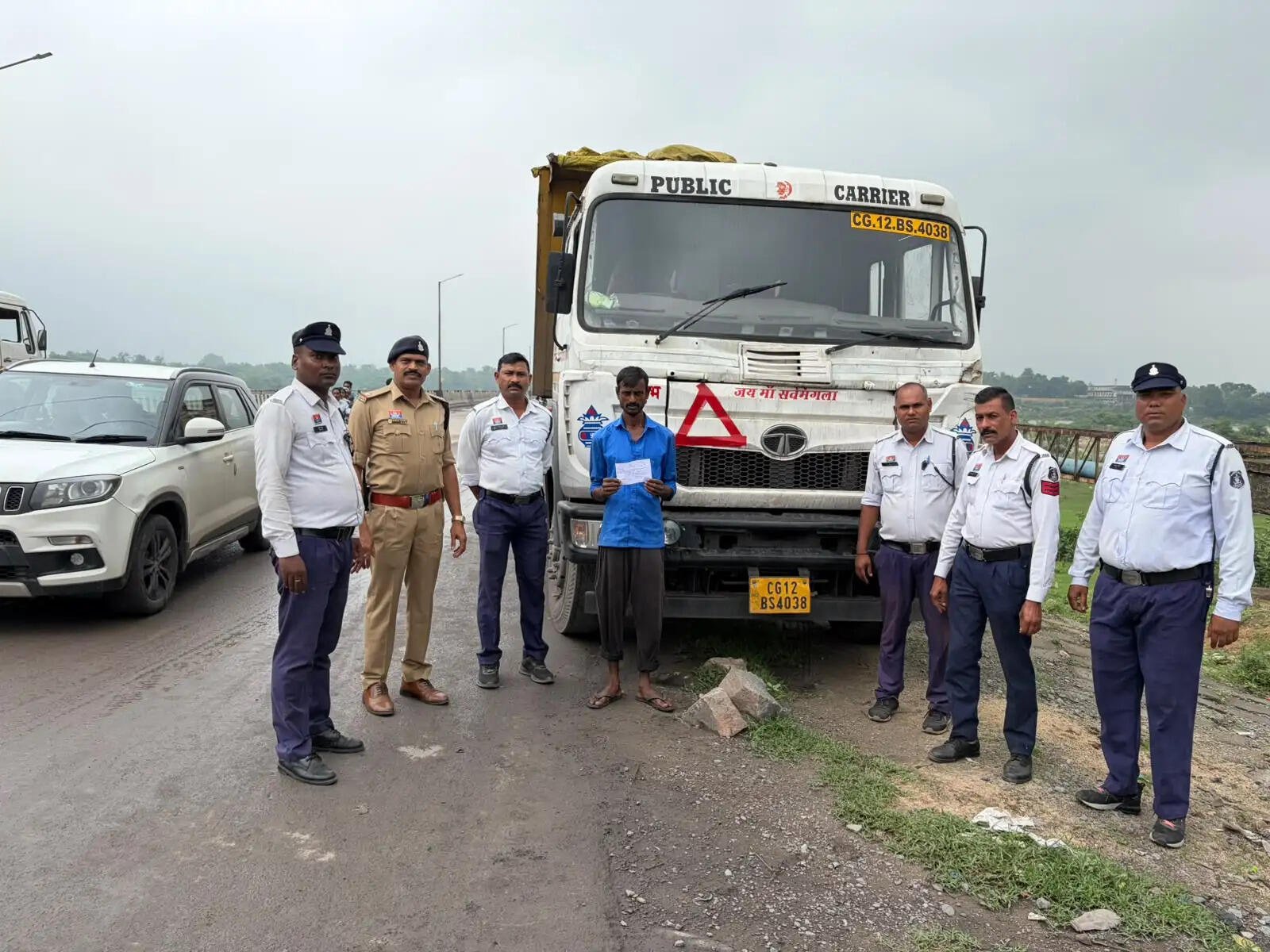 कोरबा में नो पार्किंग में खड़े तीन ट्रेलरों पर बड़ी कार्रवाई, ₹30 हजार का जुर्माना; भवानी मंदिर पुल पर जाम में फंसी एंबुलेंस