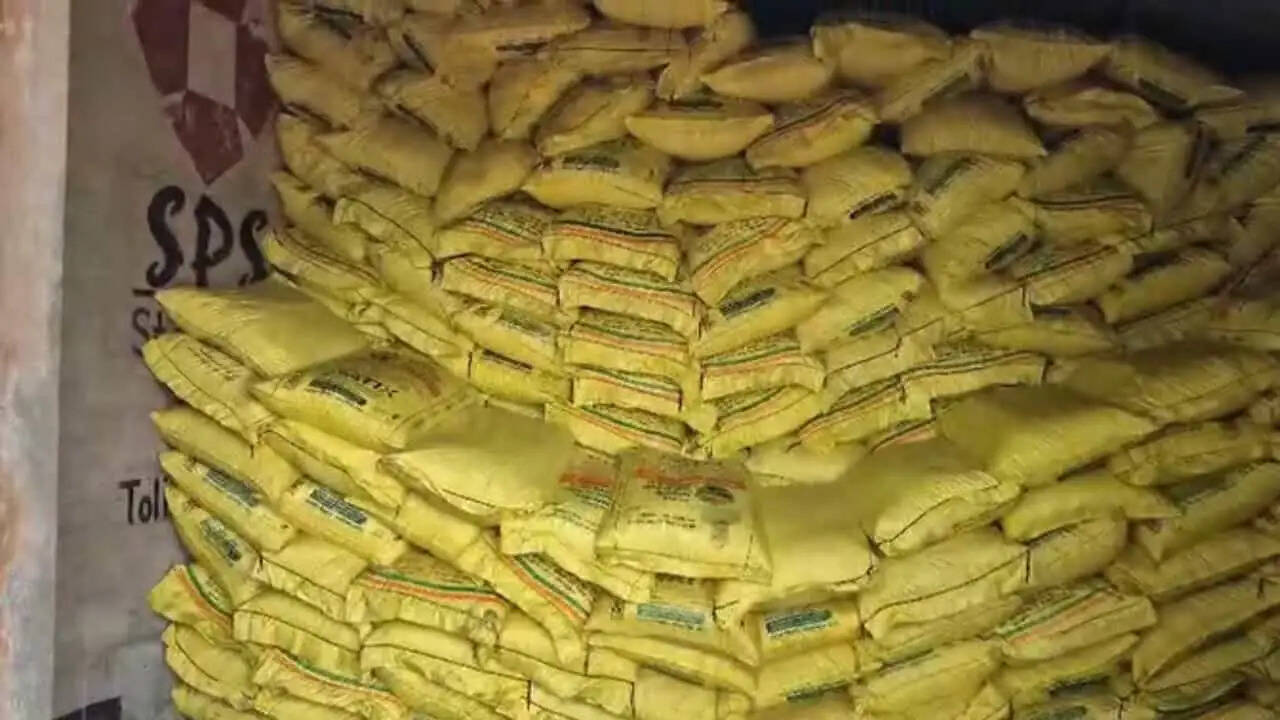 झाड़ग्राम में उर्वरक की दुकानों पर प्रशासन की ताबड़तोड़ छापेमारी, अधिक कीमत वसूली की शिकायतों पर कार्रवाई