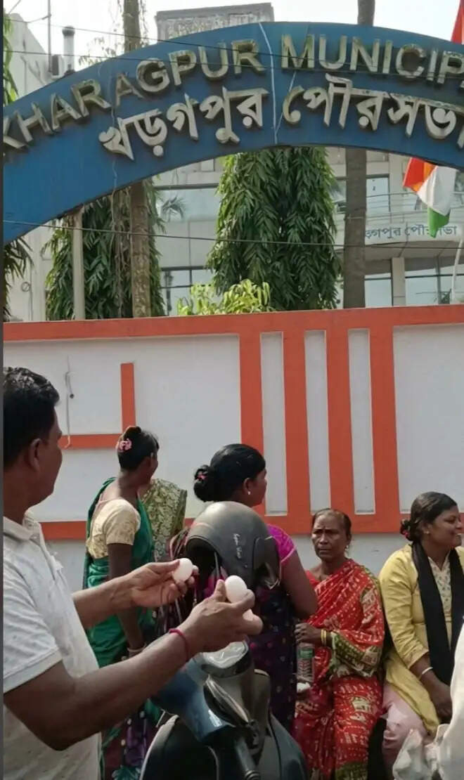 खड़गपुर नगरपालिका में अध्यक्ष चुनाव को लेकर प्रदर्शन