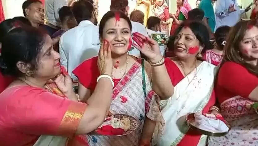 सिंदूर खेला के साथ दुर्गा महोत्सव संपन्न, सुख-समृद्धि की कामना