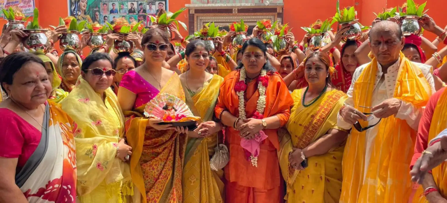 श्री महाकालेश्वरधाम मंदिर में भव्य कलश यात्रा के साथ श्री राम चरितमानस कथा का शुभारंभ