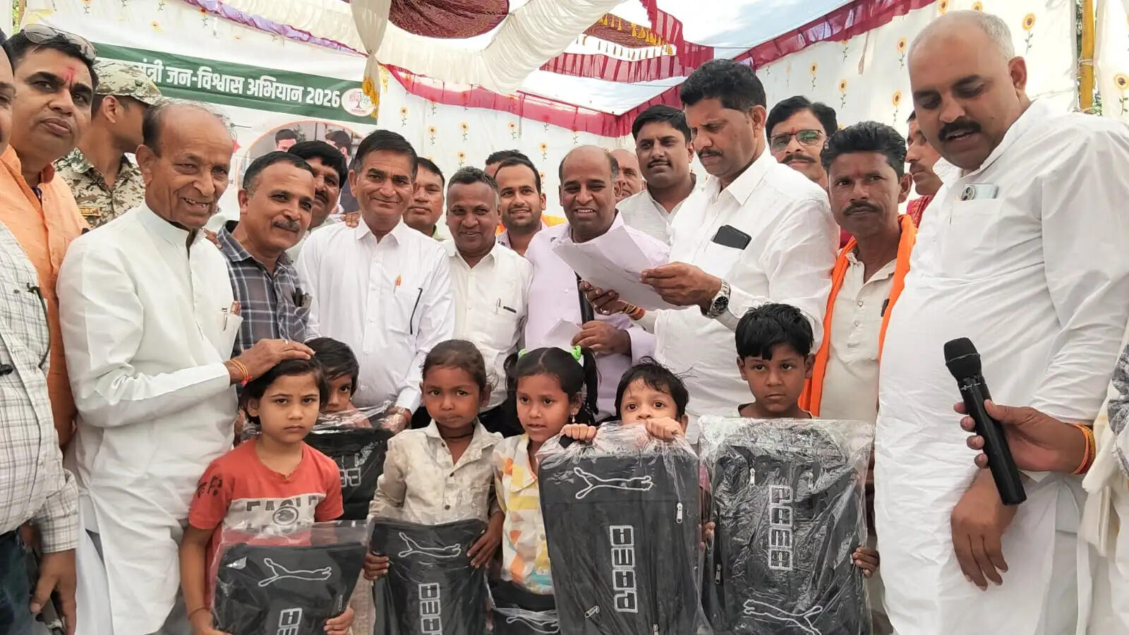 राजगढ़ः जनप्रतिनिधियों-अधिकारियों ने जनविश्वास शिविर में सुनीं नागरिकों की समस्याएं