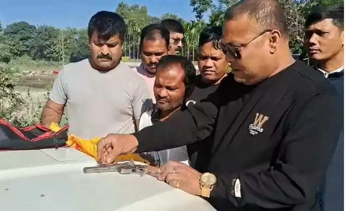 आग्नेयास्त्र के साथ व्यक्ति गिरफ्तार