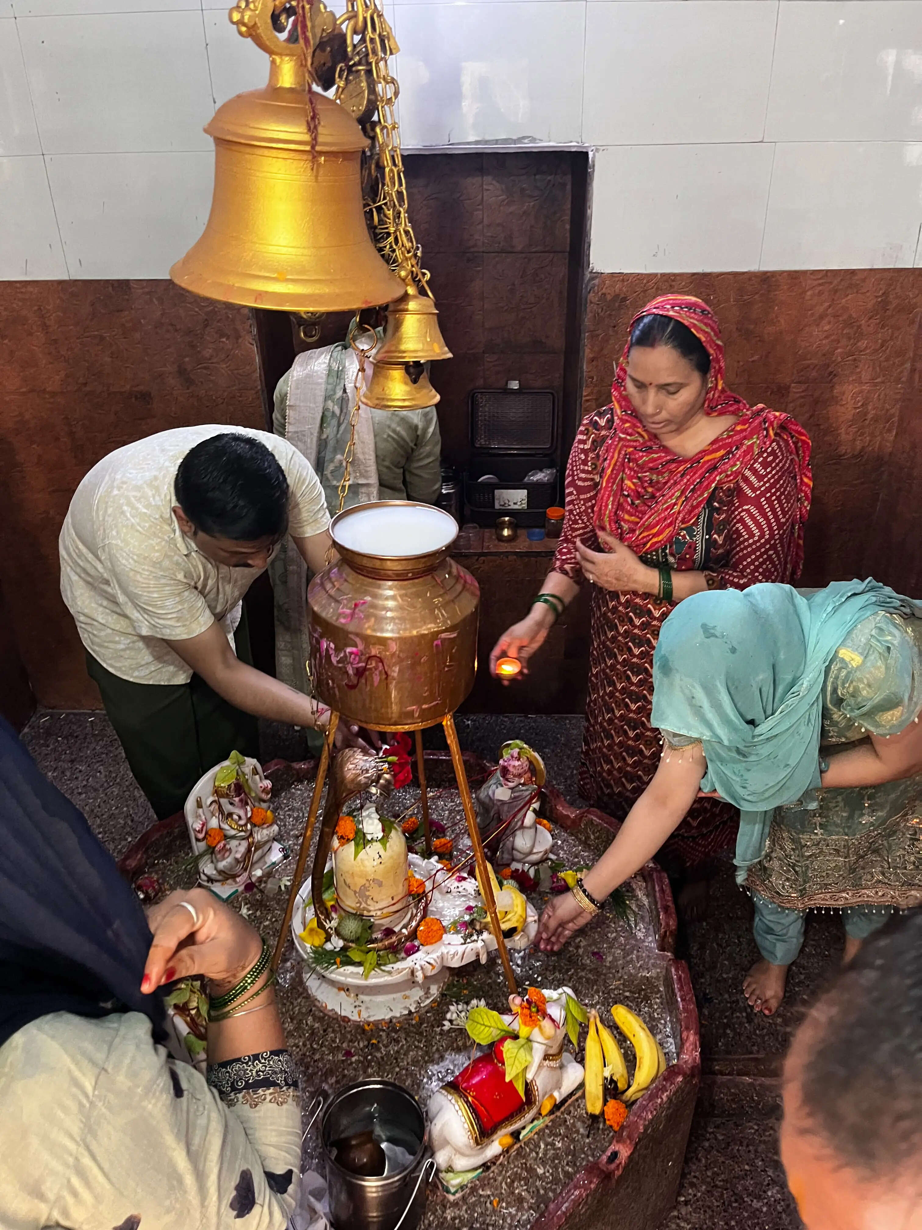 सावन के पहले सोमवार को शिवालयों में श्रद्धालुओं की भीड़