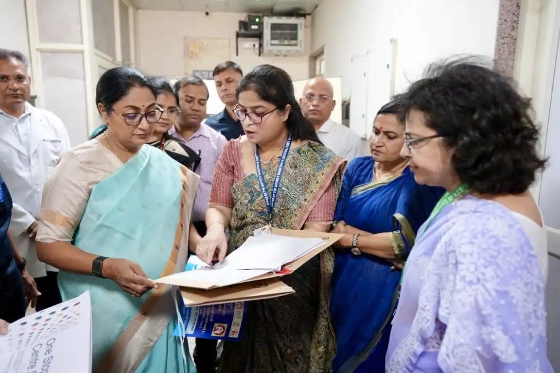 मुख्यमंत्री ने लोक नायक अस्पताल में सखी वन स्टॉप सेंटर का किया निरीक्षण