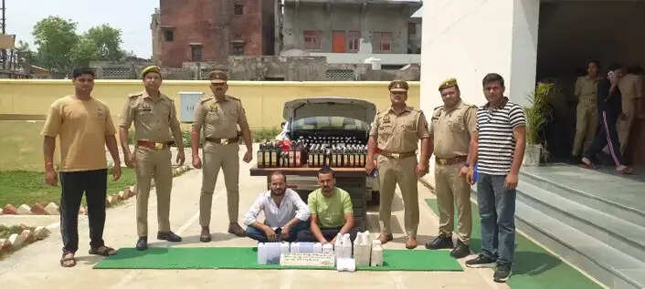 बिहार तस्करी को जा रही लाखों की अवैध शराब सहित गोरखपुर के दो तस्कर गिरफ्तार