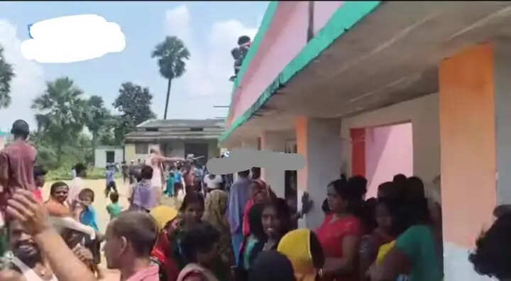 स्कूल में छात्राओं का हंगामा, छेड़खानी के आरोप में प्रधानाध्यापक गिरफ्तार