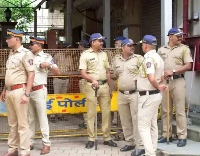 महाराष्ट्र के कोलाबा में नौसैनिक के घर से ४ शव बरामद होने से सनसनी