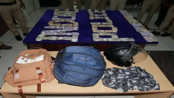मप्रः इंदौर पुलिस की बड़ी सफलता, स्क्रैप व्यापारी के कर्मचारी से 29.65 लाख रुपये की लूट का खुलासा