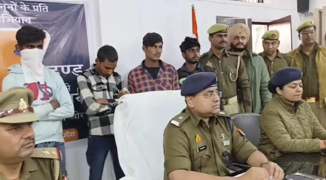 चाेरी की माेटरसाइकिल समेत 4 आराेपित गिरफ्तार