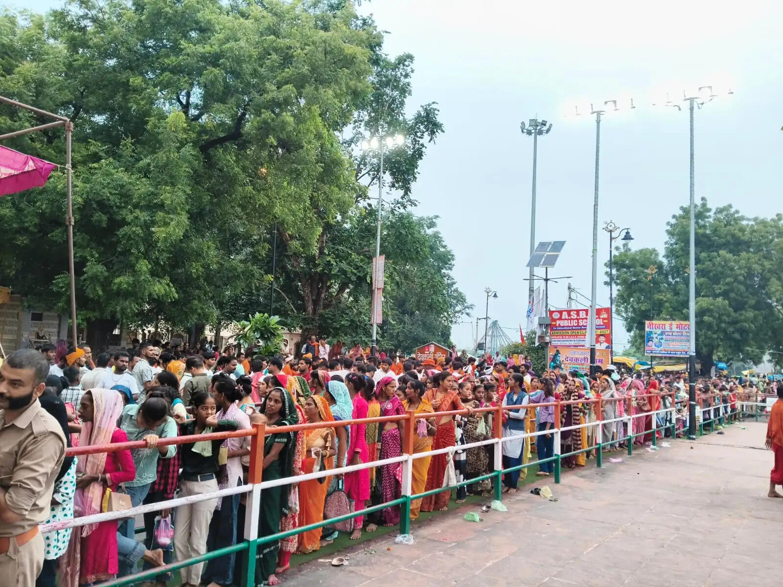 सावन के चौथे सोमवार पर देवकली धाम में उमड़ा आस्था का सैलाब, 'हर-हर महादेव' के जयघोष से गूंजा परिसर